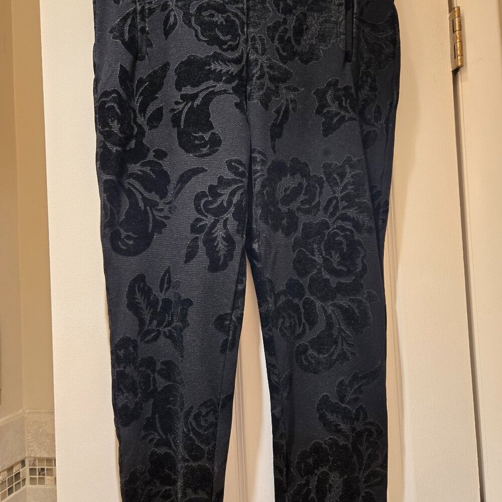Chico's Fabulously Slimming black pants. Chico's size 1.5P (MP/10P)  FREE SHIP